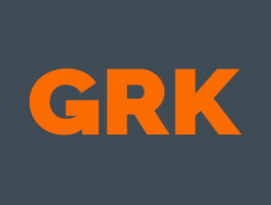 Tummanharmaalla taustalla olevat lihavoidut oranssit kirjaimet GRK.
