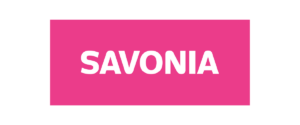 Valkoinen teksti, jossa lukee SAVONIA lihavoituna ja kokonaan isoilla kirjaimilla, keskitettynä kirkkaan vaaleanpunaiselle suorakulmaiselle taustalle.